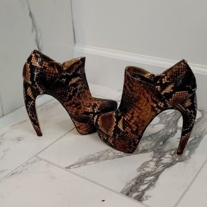 Ted Baker curved 5 inch high heels snake leather design with 1 inch platform